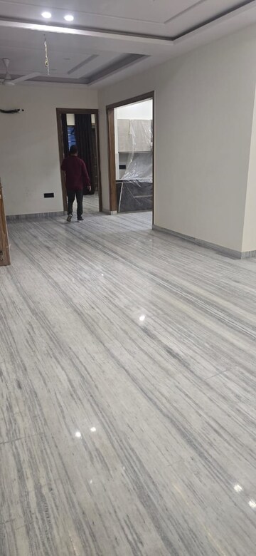 Room in 3.5 BHK Builder Floor at Puri Pratham, Sector 84 – for Rent