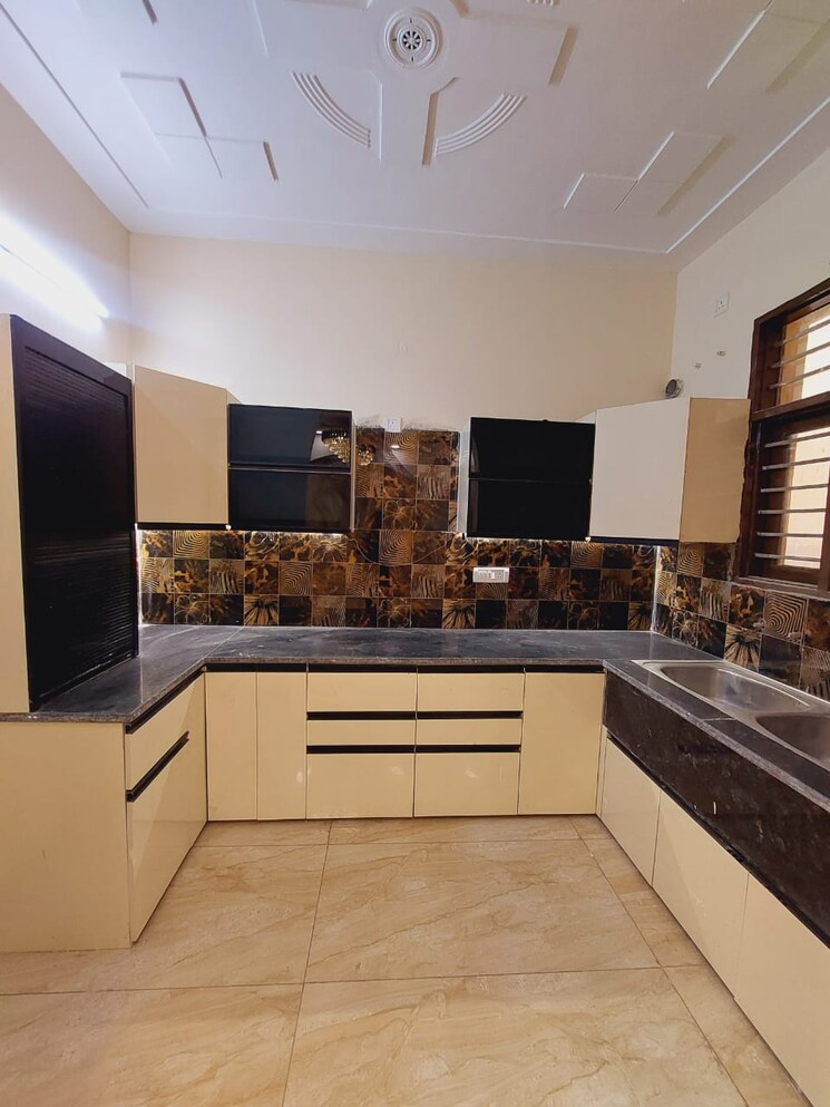 Kitchen, peer mucchalla 3 Bedroom 1550 Sq.Ft. Builder Floor In Peer Mucchalla Zirakpur 8439572