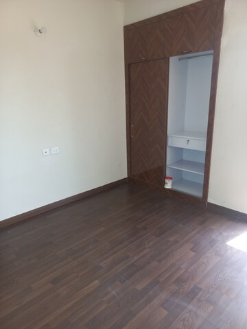 Room in 2 BHK Apartment at BPTP Discovery Park, Sector 80 – for Rent