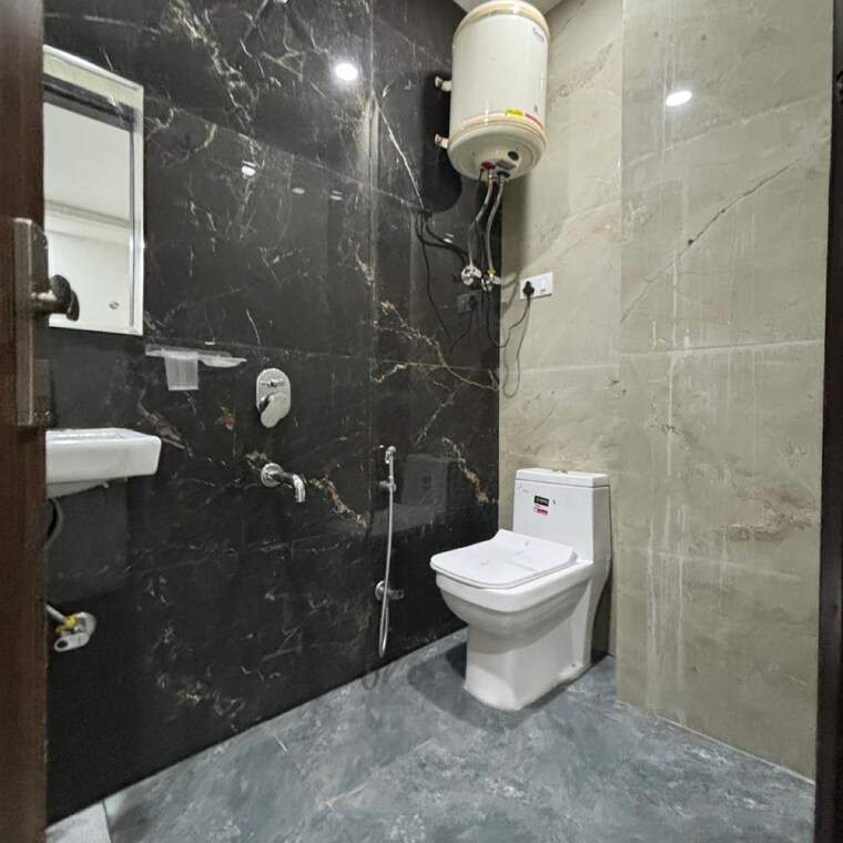 Bathroom, risland-sky-mansion 3 Bedroom 150 Sq.Yd. Builder Floor In Chattarpur Delhi 8439709