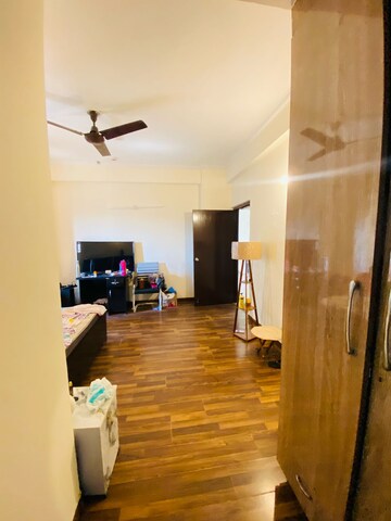 Furnished Amenities in 2.5 BHK Apartment at Aims Golf City, Sector 75 – for Rent