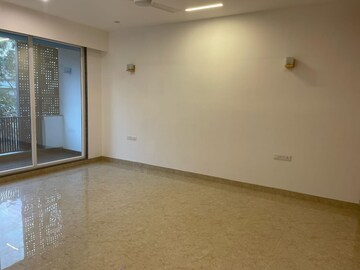 Room in 3 BHK Apartment at DLF Royale Residences, Dlf Phase I – for Rent