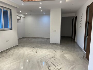 Room in 3 BHK Apartment at DLF Royale Residences, Dlf Phase I – for Rent