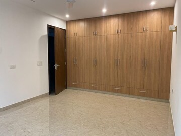 Room in 3 BHK Apartment at DLF Royale Residences, Dlf Phase I – for Rent