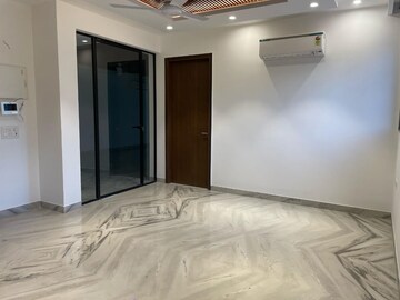 Bedroom in 3 BHK Apartment at DLF Royale Residences, Dlf Phase I – for Rent