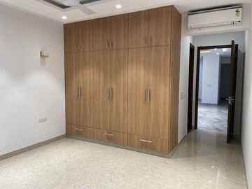 Room in 3 BHK Apartment at DLF Royale Residences, Dlf Phase I – for Rent
