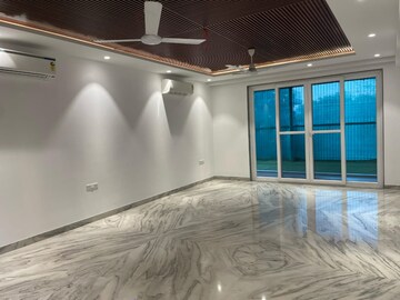Bedroom in 3 BHK Apartment at DLF Royale Residences, Dlf Phase I – for Rent