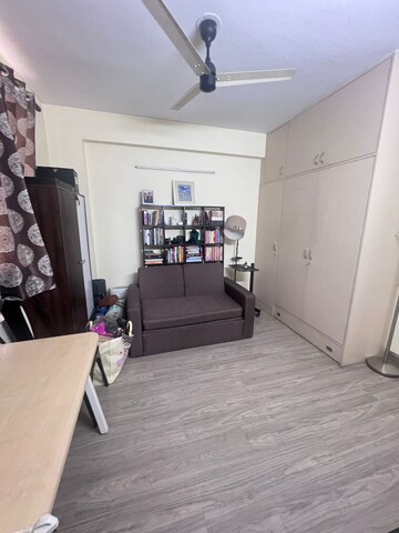Room in 3 BHK Apartment at DLF The Carlton Estate, Dlf Phase V – for Rent