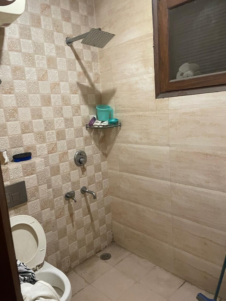 Bathroom, malviya nagar 2 Bedroom 100 Sq.Yd. Builder Floor In Malviya Nagar Delhi 8440201