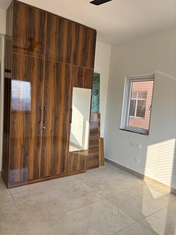 Room in 3 BHK Apartment at Prestige Waterford, Whitefield – for Rent