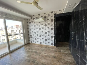 Room in 4 BHK Apartment at Versalia WoodWinds, Sector 67 – for Rent