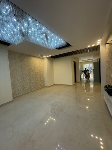 Room in 4 BHK Apartment at Aradhya Homes, Sector 67a – for Rent