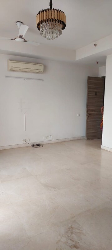 Room in 3 BHK Apartment at Pioneer Park Phase 1, Sector 61 – for Rent
