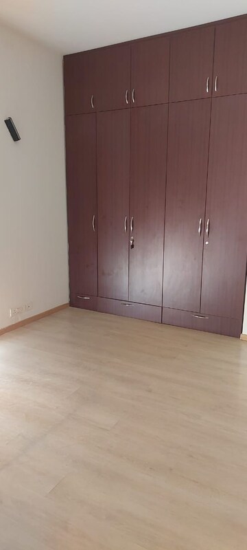 Room in 3 BHK Apartment at Pioneer Park Phase 1, Sector 61 – for Rent