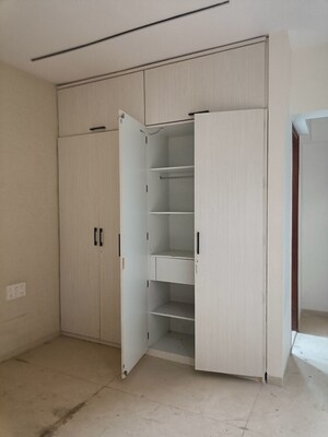 Room in 3 BHK Apartment at RNA Grande, Kandivali West – for Sale