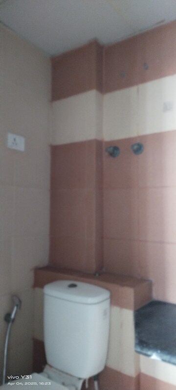 Room in 2.5 BHK Apartment at Mahagun Mywoods, Sector 16c Greater Noida – for Rent