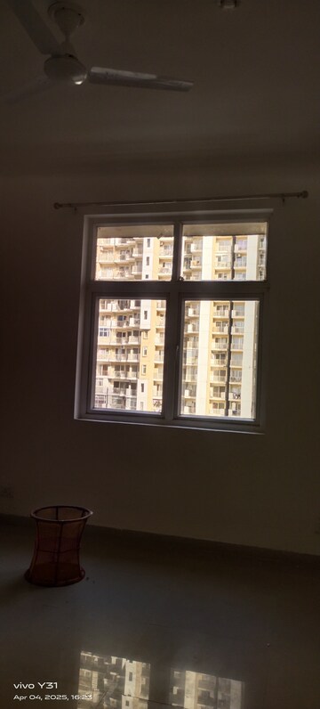 Room in 2.5 BHK Apartment at Mahagun Mywoods, Sector 16c Greater Noida – for Rent