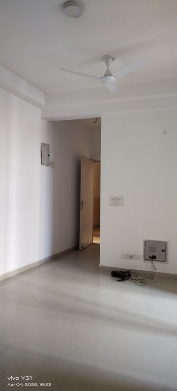 Room in 2.5 BHK Apartment at Mahagun Mywoods, Sector 16c Greater Noida – for Rent