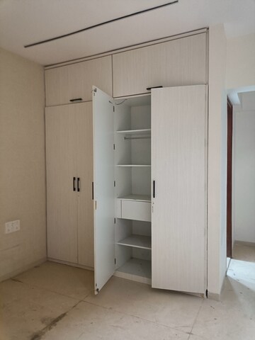 Room in 3 BHK Apartment at RNA Grande, Kandivali West – for Rent