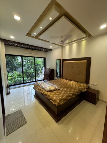 Bedroom in 5 BHK Apartment at Diamond Swati Apartments, Andheri West – for Rent