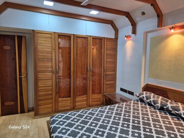 Bedroom in 5 BHK Apartment at Diamond Swati Apartments, Andheri West – for Rent