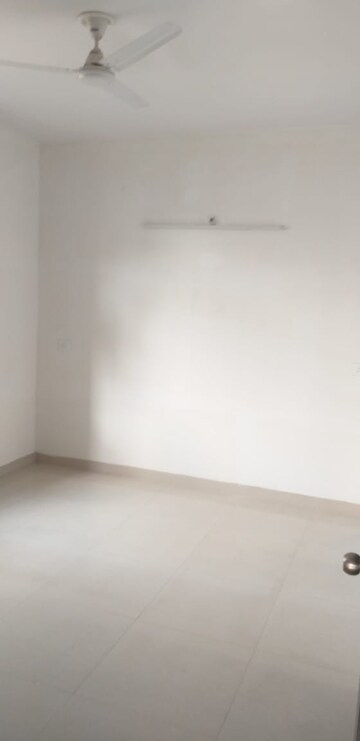 Room in 3 BHK Apartment at Gomti Nagar – for Rent