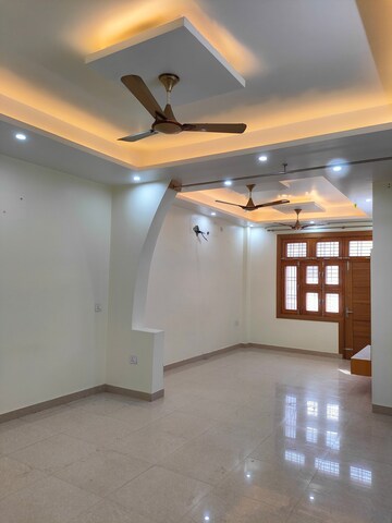 Room in 3 BHK Builder Floor at Niti Khand ii – for Rent