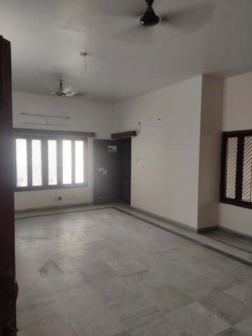 Room in 6+ BHK Independent House at Gomti Nagar – for Rent