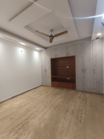 Room in 3.5 BHK Apartment at Shubh Niketan Apartments, Paschim Vihar – for Rent