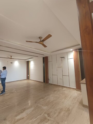 Room in 3.5 BHK Apartment at Shubh Niketan Apartments, Paschim Vihar – for Rent