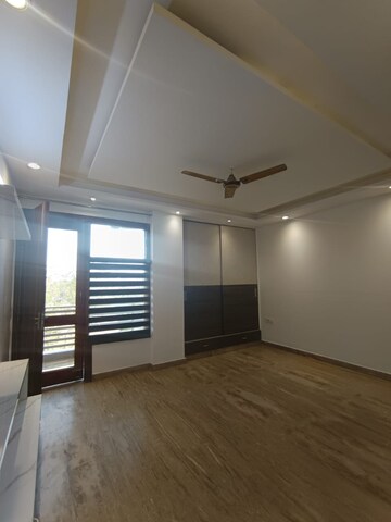 Room in 3.5 BHK Apartment at Shubh Niketan Apartments, Paschim Vihar – for Rent