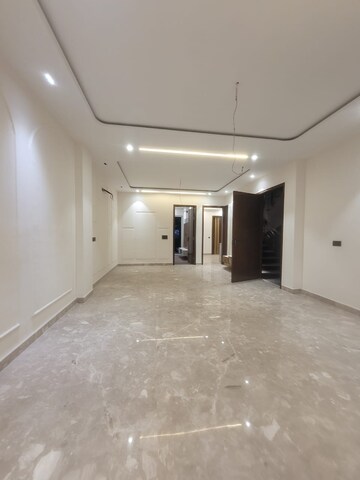 Room in 3.5 BHK Apartment at Navbharat Apartments, Paschim Vihar – for Rent