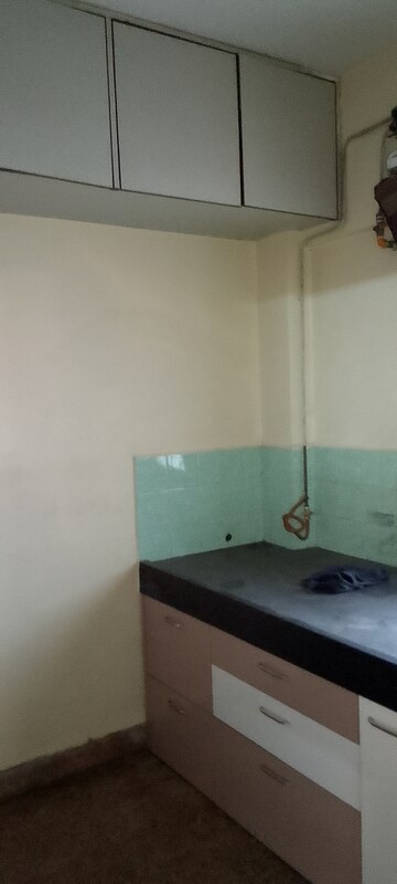 Furnished Amenities in 1.5 BHK Apartment at Panom Park, Vile Parle East – for Rent