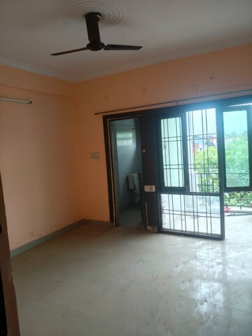Room in 2 BHK Apartment at Aliganj Plaza, Aliganj – for Rent