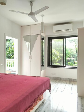 Bedroom in 2 BHK Apartment at Hill Top CHS, Pali Hill – for Rent