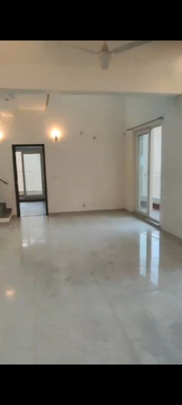 Room in 3 BHK Apartment at BPTP Discovery Park, Sector 80 – for Rent