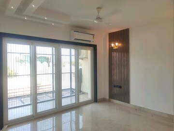 Room in 3 BHK Builder Floor at DLF Atria, Dlf Phase ii – for Rent
