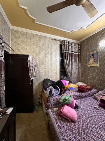 Bedroom in 3 BHK Builder Floor at Sector 43 – for Rent