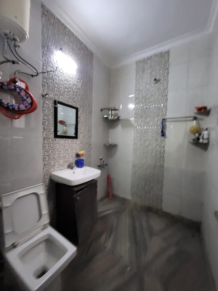 Bathroom, sector 43 3 Bedroom 200 Sq.Ft. Builder Floor In Sector 43 Faridabad 8442966