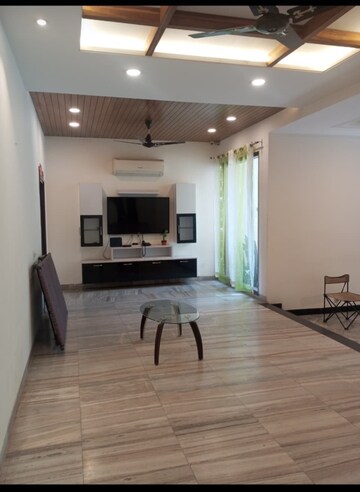 Room in 3 BHK Builder Floor at Sector 38 – for Rent