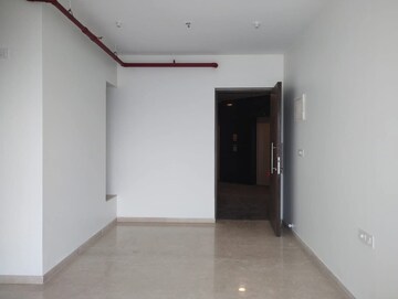 Room in 2 BHK Apartment at Kalpataru Paramount, Kapur Bawdi – for Rent
