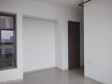 Room in 2 BHK Apartment at Kalpataru Paramount, Kapur Bawdi – for Rent