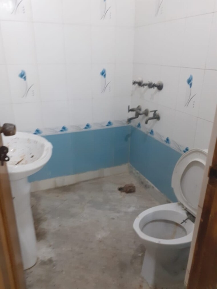 Bathroom, nirman vihar 2 Bedroom 1200 Sq.Ft. Builder Floor In Nirman Vihar Delhi 8443054