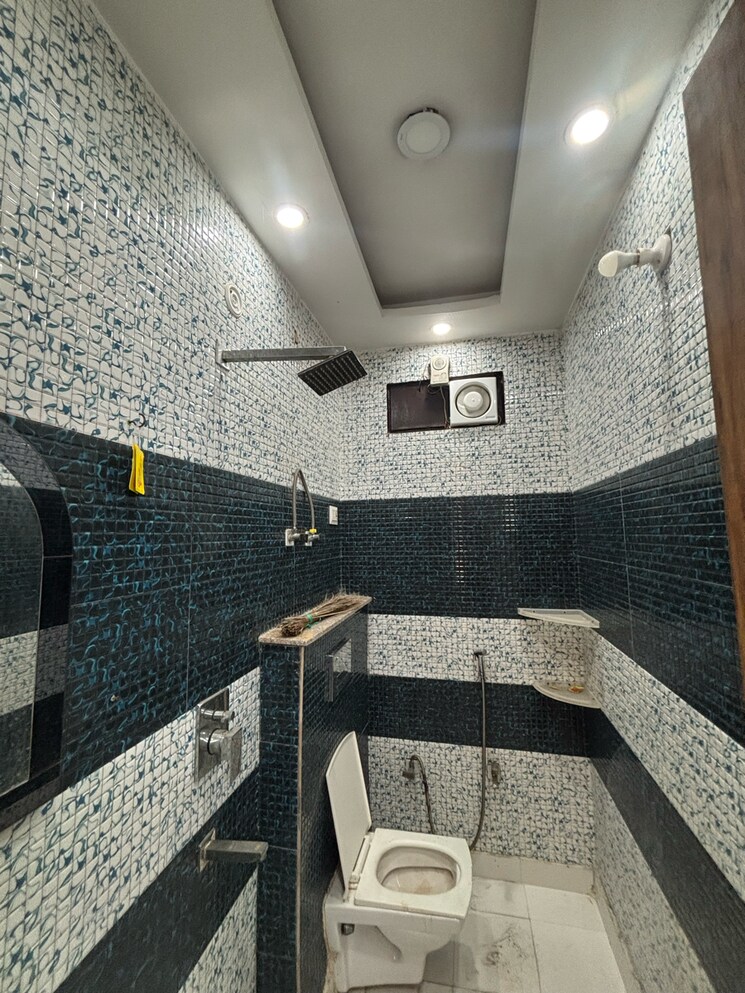 Bathroom, dwarka mor 3 Bedroom 950 Sq.Ft. Builder Floor In Dwarka Mor Delhi 8443064