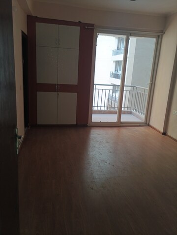 Room in 3 BHK Apartment at Amrapali Golf Homes, Sector 4, Greater Noida – for Rent