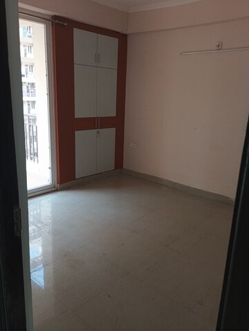 Room in 3 BHK Apartment at Amrapali Golf Homes, Sector 4, Greater Noida – for Rent