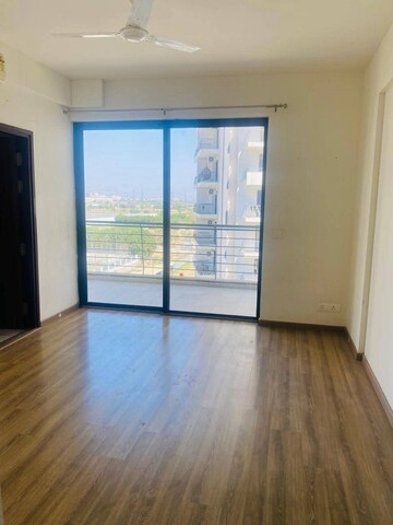Room in 3 BHK Apartment at Godrej Oasis, Sector 88a – for Rent