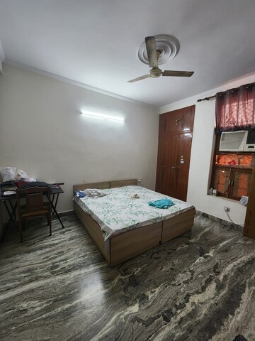 Bedroom in 3 BHK Builder Floor at Sector 40 – for Rent