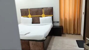 Room in 3 BHK Apartment at East Of Kailash – for Rent