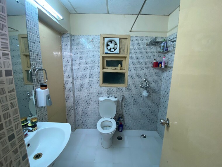 Bathroom, ss-the-palladians 3 Bedroom 1550 Sq.Ft. Apartment In Sector 47 Gurgaon 8443884